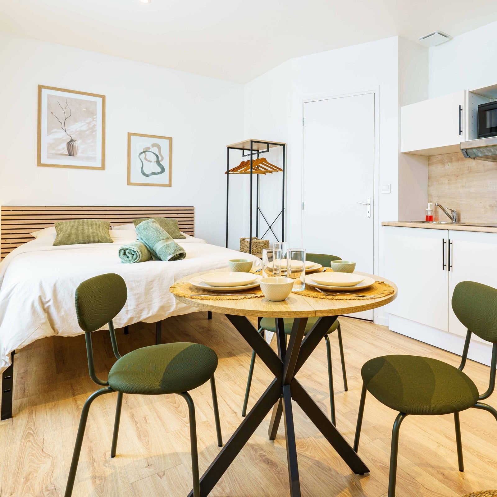 Intérieur d'un appartement moderne et chaleureux aménagé pour la location courte durée